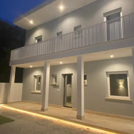 Grey House Luxury Panzió 4*