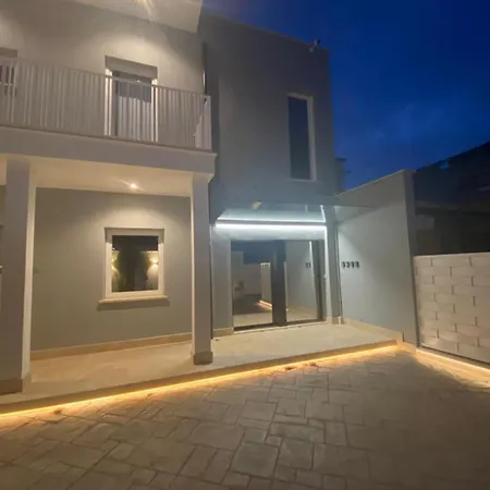 Grey House Luxury Λατίνα