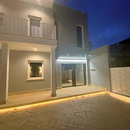 Bed and breakfast Grey House Luxury
