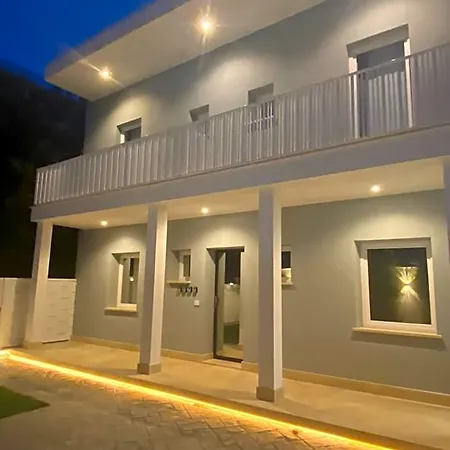 Grey House Luxury Bed and breakfast 4*